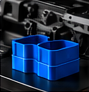 Un rangement bleu imprimé en 3D dans une console de voiture.