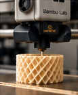 Une imprimante 3D Bambu Lab réalise un pot à la texture géométrique.
